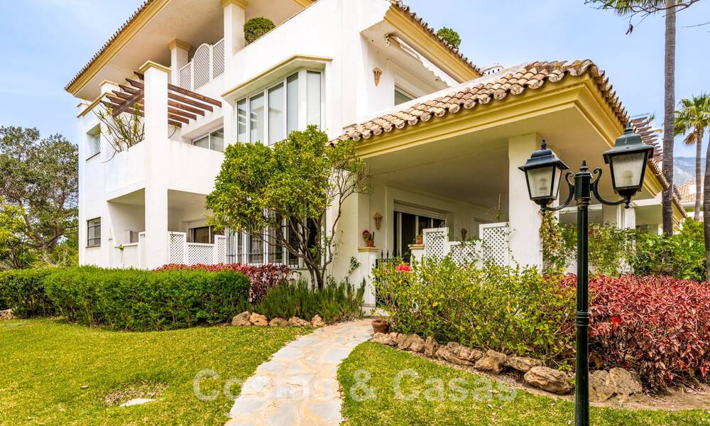 Gerenoveerd modern appartement te koop op de Golden Mile van Marbella. Instapklaar + gemeubileerd. 42291