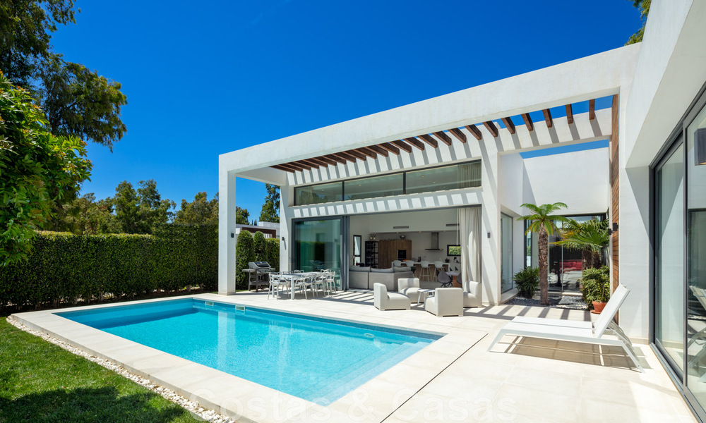 Moderne villa te koop in een villacomplex tussen Marbella en Estepona 42418