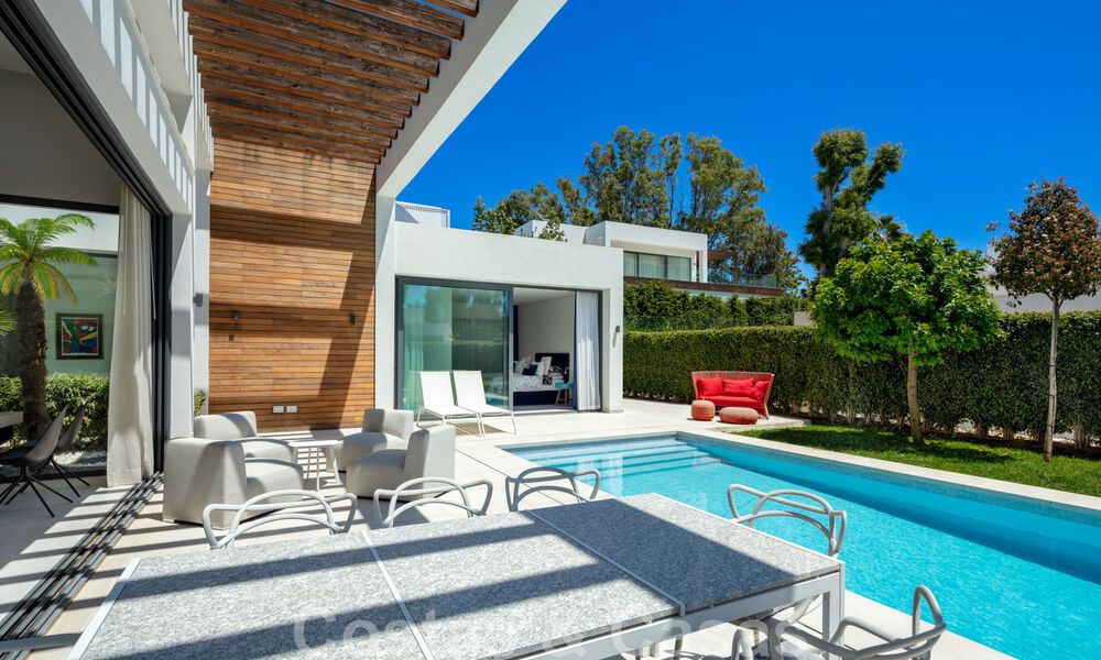 Moderne villa te koop in een villacomplex tussen Marbella en Estepona 42420