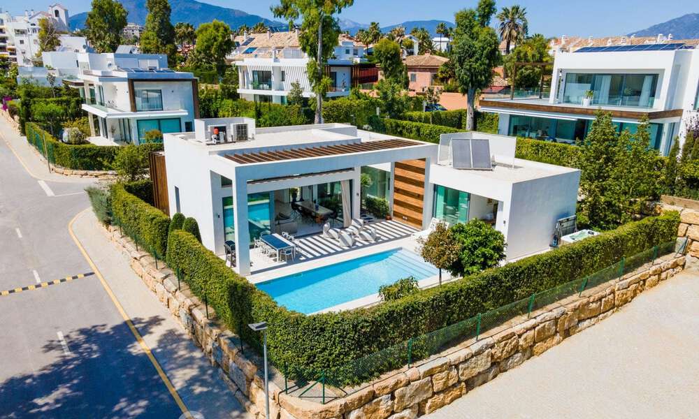 Moderne villa te koop in een villacomplex tussen Marbella en Estepona 42427