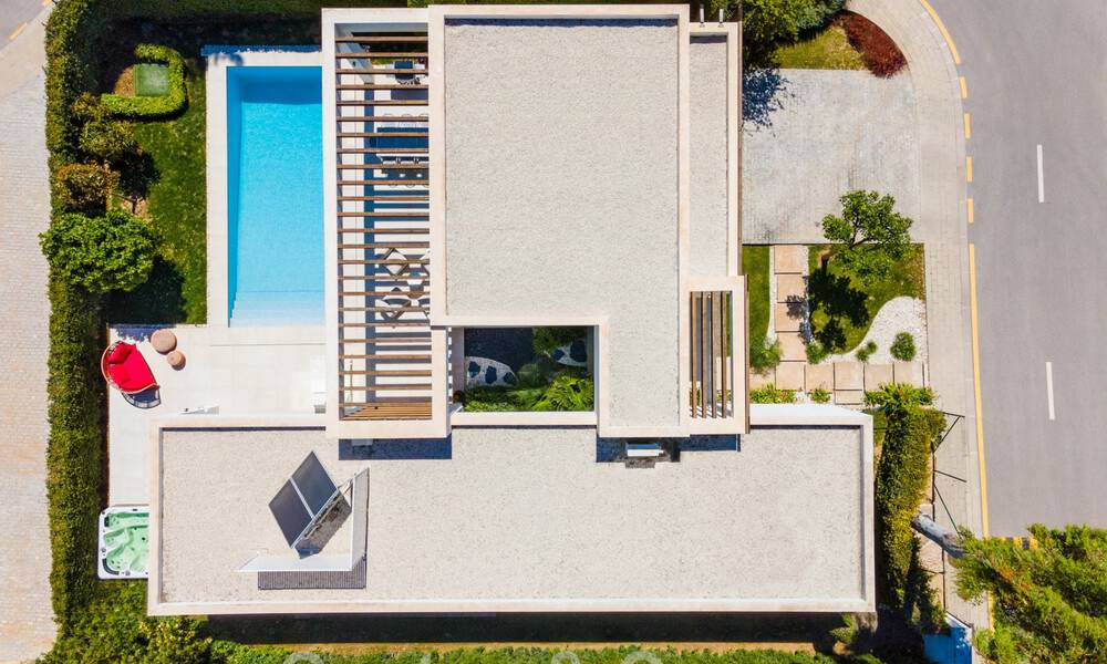 Moderne villa te koop in een villacomplex tussen Marbella en Estepona 42429