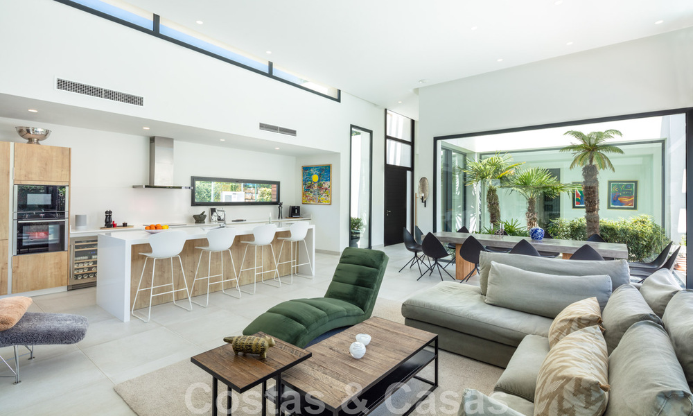 Moderne villa te koop in een villacomplex tussen Marbella en Estepona 42430