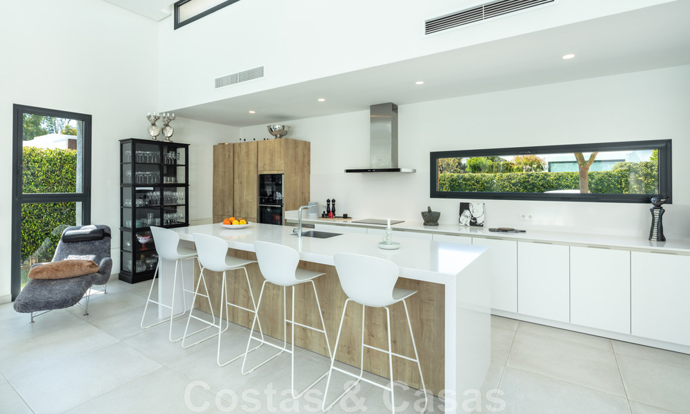 Moderne villa te koop in een villacomplex tussen Marbella en Estepona 42431