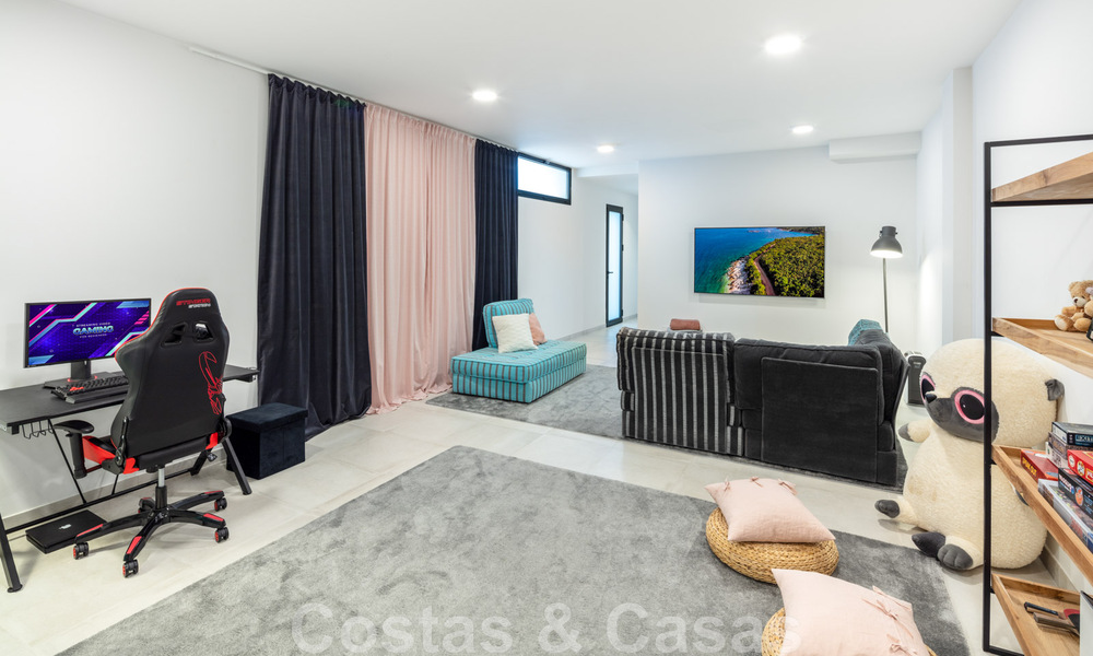 Moderne villa te koop in een villacomplex tussen Marbella en Estepona 42432