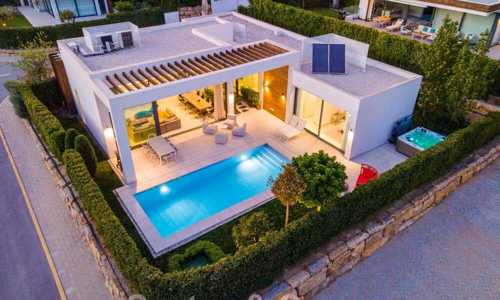 Moderne villa te koop in een villacomplex tussen Marbella en Estepona 42433