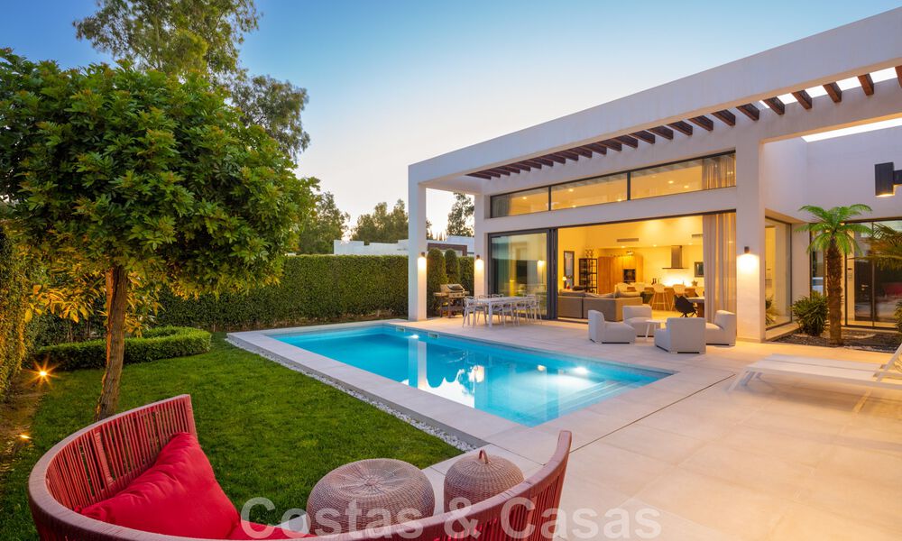 Moderne villa te koop in een villacomplex tussen Marbella en Estepona 42437