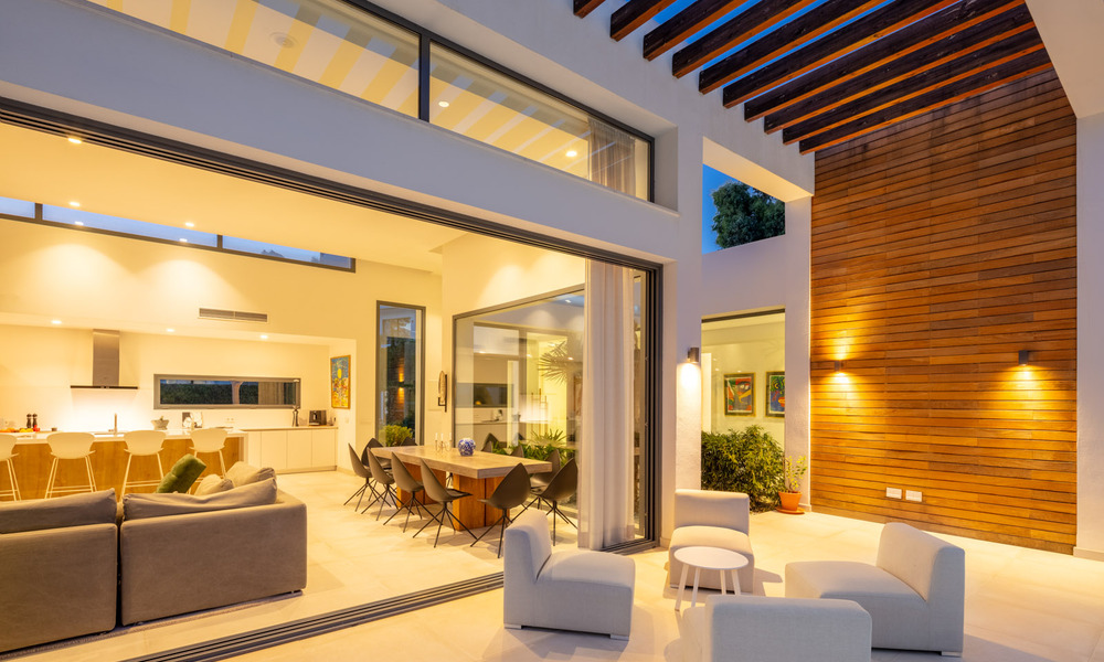Moderne villa te koop in een villacomplex tussen Marbella en Estepona 42440