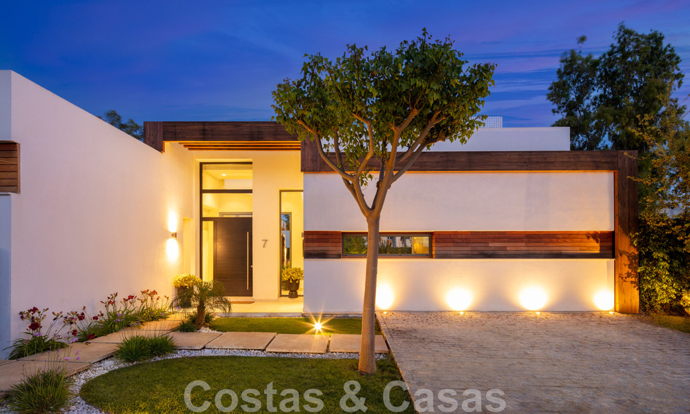Moderne villa te koop in een villacomplex tussen Marbella en Estepona 42441