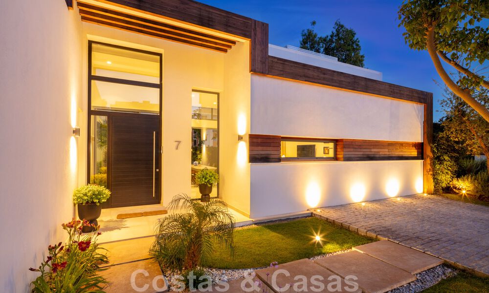Moderne villa te koop in een villacomplex tussen Marbella en Estepona 42442