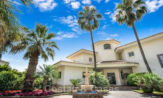 Andalusische villa te koop, met zeezicht in een afgeschermde urbanisatie tussen Nueva Andalucia’s golfvallei en La Quinta golf, in Benahavis - Marbella 42727 