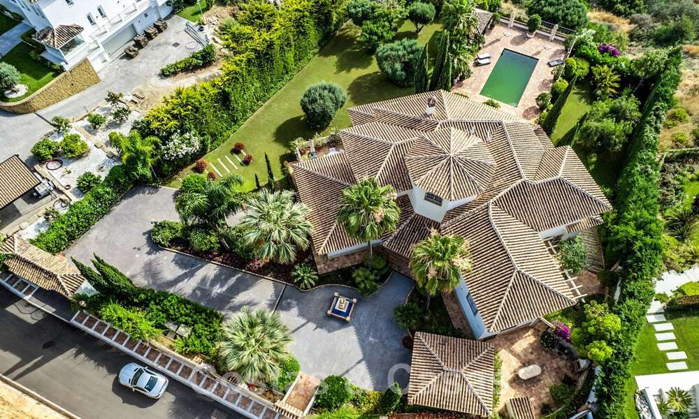 Andalusische villa te koop, met zeezicht in een afgeschermde urbanisatie tussen Nueva Andalucia’s golfvallei en La Quinta golf, in Benahavis - Marbella 42771