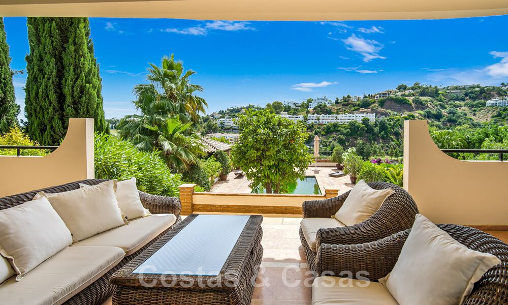 Andalusische villa te koop, met zeezicht in een afgeschermde urbanisatie tussen Nueva Andalucia’s golfvallei en La Quinta golf, in Benahavis - Marbella 42774