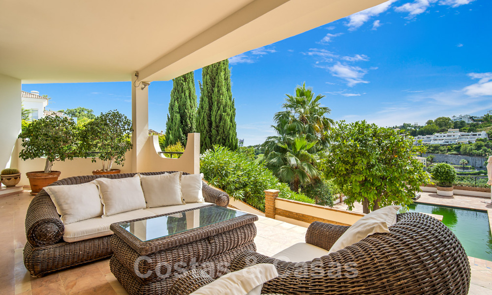 Andalusische villa te koop, met zeezicht in een afgeschermde urbanisatie tussen Nueva Andalucia’s golfvallei en La Quinta golf, in Benahavis - Marbella 42775