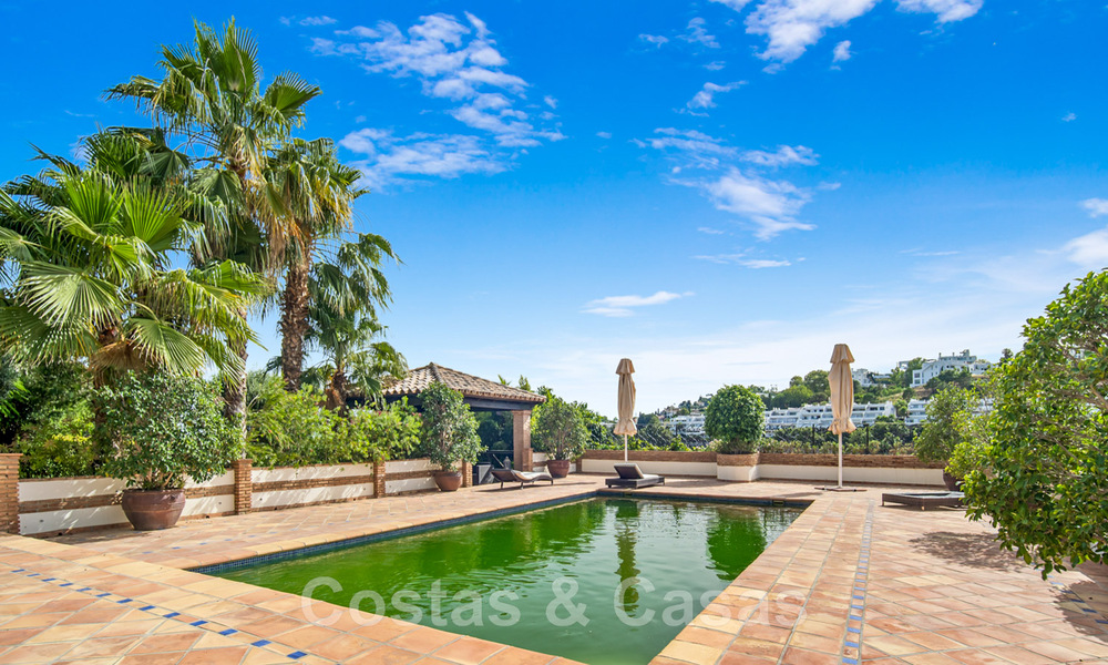 Andalusische villa te koop, met zeezicht in een afgeschermde urbanisatie tussen Nueva Andalucia’s golfvallei en La Quinta golf, in Benahavis - Marbella 42778