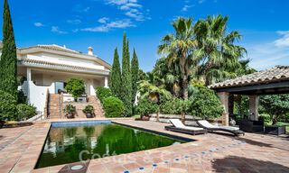 Andalusische villa te koop, met zeezicht in een afgeschermde urbanisatie tussen Nueva Andalucia’s golfvallei en La Quinta golf, in Benahavis - Marbella 42779 