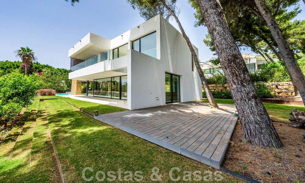 Instapklare, nieuwe, designervilla te koop, ecologisch ontworpen met houten en natuurstenen materialen op de Golden Mile van Marbella 42783