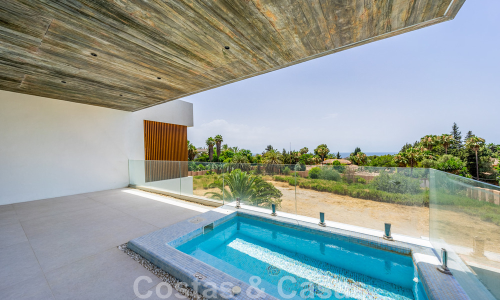 Instapklare, nieuwe, designervilla te koop, ecologisch ontworpen met houten en natuurstenen materialen op de Golden Mile van Marbella 42789