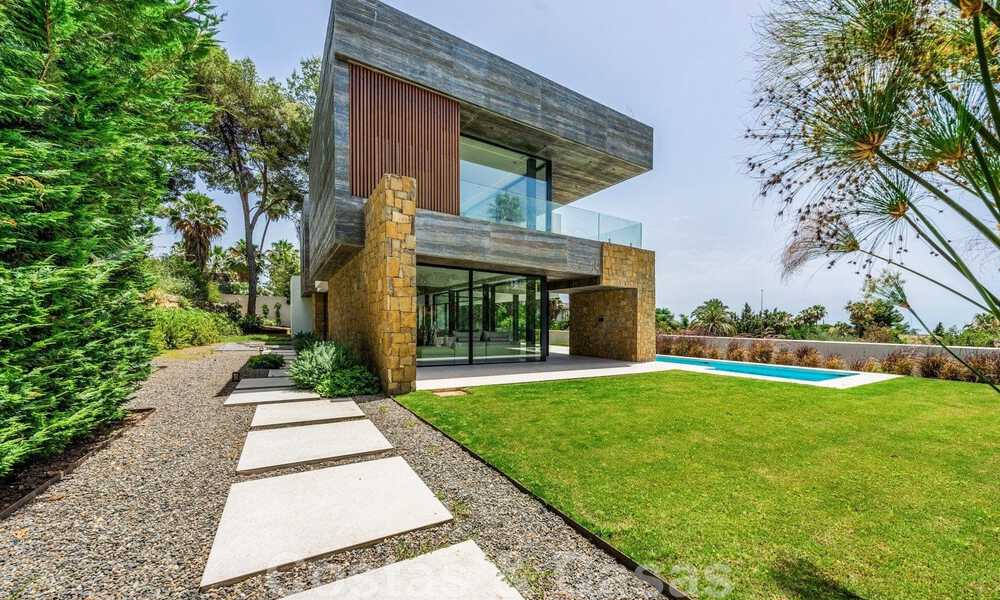 Instapklare, nieuwe, designervilla te koop, ecologisch ontworpen met houten en natuurstenen materialen op de Golden Mile van Marbella 42794