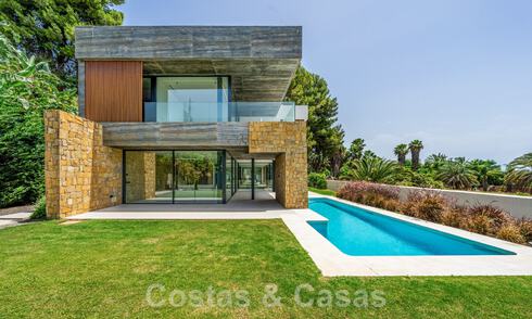 Instapklare, nieuwe, designervilla te koop, ecologisch ontworpen met houten en natuurstenen materialen op de Golden Mile van Marbella 42795