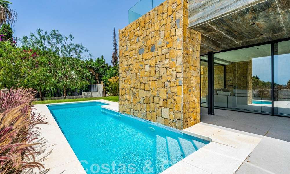 Instapklare, nieuwe, designervilla te koop, ecologisch ontworpen met houten en natuurstenen materialen op de Golden Mile van Marbella 42796