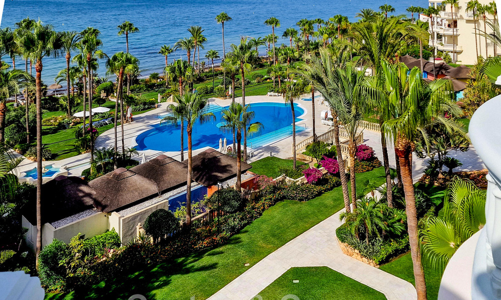 Opportuniteit! Eerstelijns strand luxe penthouse te koop in Las Dunas Park, Marbella - Estepona. Eigentijds gerenoveerd. Instapklaar. 42497