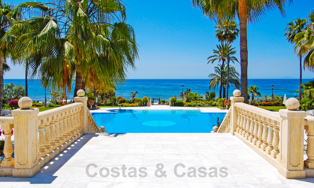 Opportuniteit! Eerstelijns strand luxe penthouse te koop in Las Dunas Park, Marbella - Estepona. Eigentijds gerenoveerd. Instapklaar. 42504