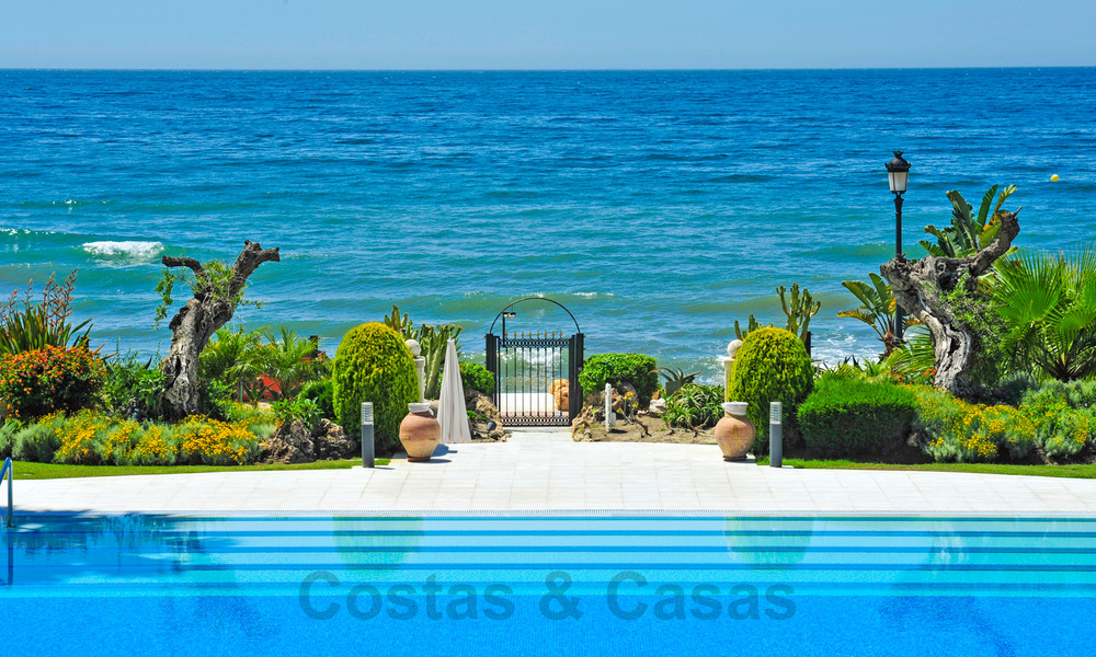 Opportuniteit! Eerstelijns strand luxe penthouse te koop in Las Dunas Park, Marbella - Estepona. Eigentijds gerenoveerd. Instapklaar. 42506