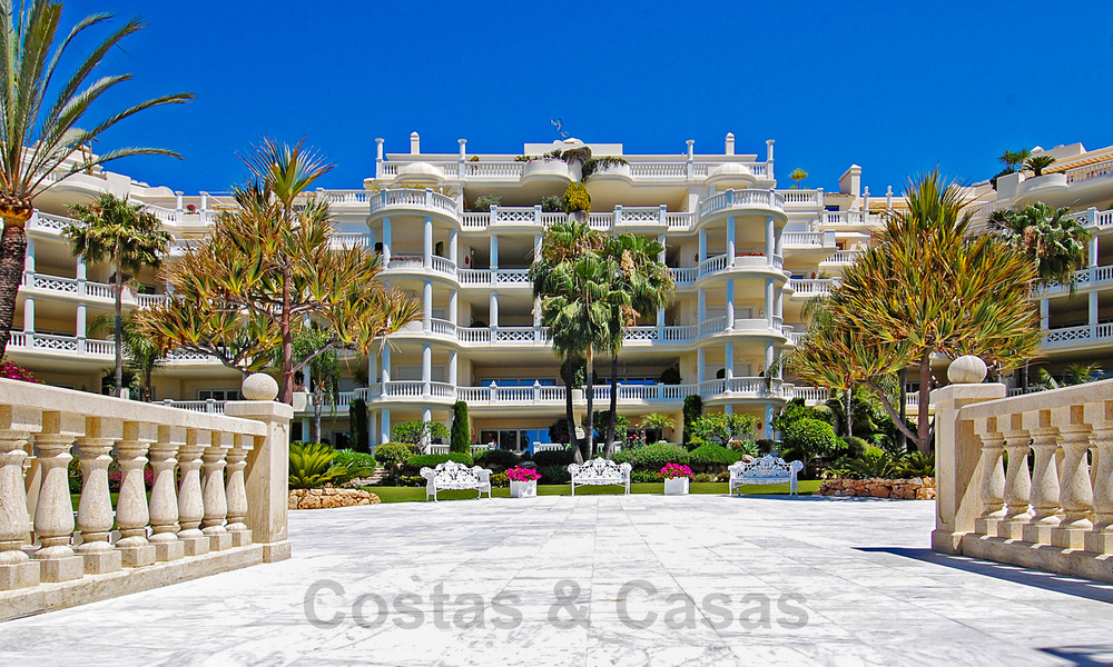 Opportuniteit! Eerstelijns strand luxe penthouse te koop in Las Dunas Park, Marbella - Estepona. Eigentijds gerenoveerd. Instapklaar. 42507