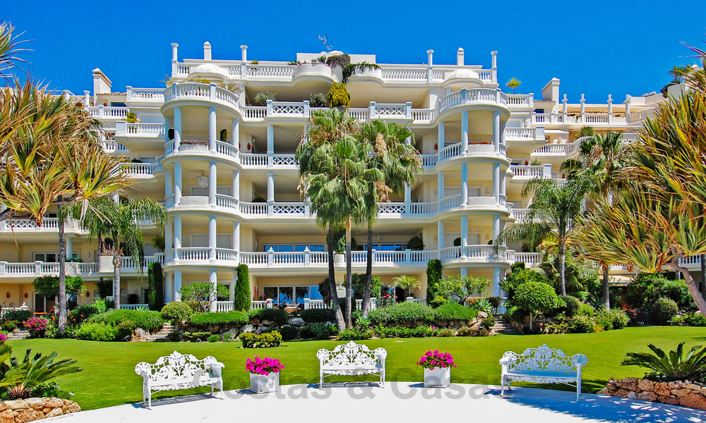 Opportuniteit! Eerstelijns strand luxe penthouse te koop in Las Dunas Park, Marbella - Estepona. Eigentijds gerenoveerd. Instapklaar. 42508