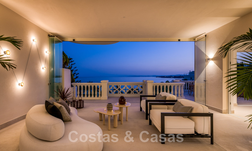 Opportuniteit! Eerstelijns strand luxe penthouse te koop in Las Dunas Park, Marbella - Estepona. Eigentijds gerenoveerd. Instapklaar. 43685