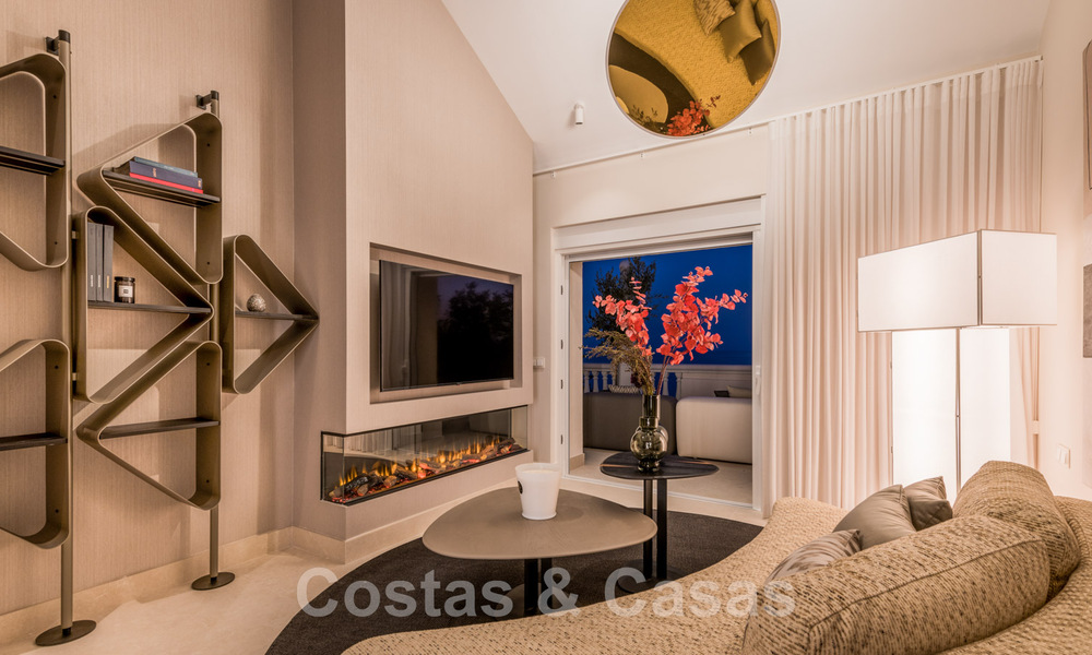 Opportuniteit! Eerstelijns strand luxe penthouse te koop in Las Dunas Park, Marbella - Estepona. Eigentijds gerenoveerd. Instapklaar. 43698