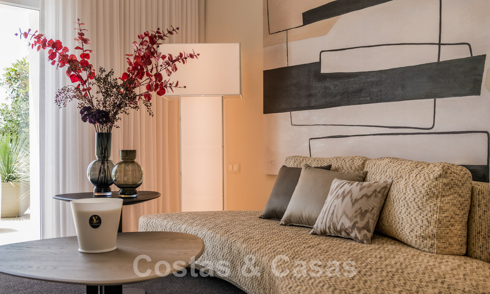 Opportuniteit! Eerstelijns strand luxe penthouse te koop in Las Dunas Park, Marbella - Estepona. Eigentijds gerenoveerd. Instapklaar. 43700