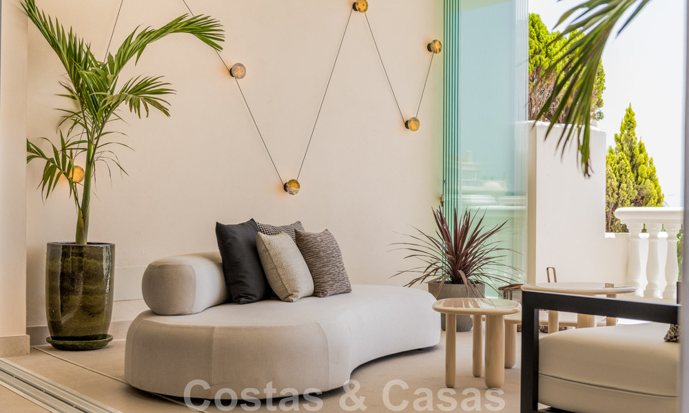 Opportuniteit! Eerstelijns strand luxe penthouse te koop in Las Dunas Park, Marbella - Estepona. Eigentijds gerenoveerd. Instapklaar. 43702
