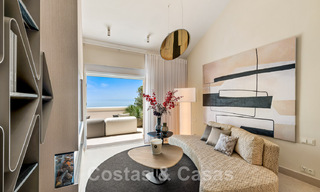 Opportuniteit! Eerstelijns strand luxe penthouse te koop in Las Dunas Park, Marbella - Estepona. Eigentijds gerenoveerd. Instapklaar. 43703 