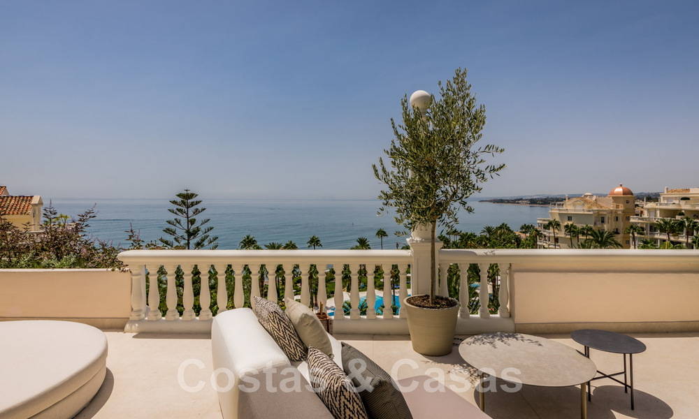 Opportuniteit! Eerstelijns strand luxe penthouse te koop in Las Dunas Park, Marbella - Estepona. Eigentijds gerenoveerd. Instapklaar. 43709