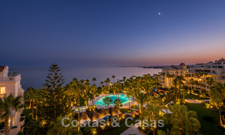 Opportuniteit! Eerstelijns strand luxe penthouse te koop in Las Dunas Park, Marbella - Estepona. Eigentijds gerenoveerd. Instapklaar. 43710 