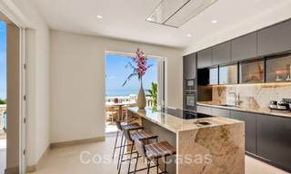 Opportuniteit! Eerstelijns strand luxe penthouse te koop in Las Dunas Park, Marbella - Estepona. Eigentijds gerenoveerd. Instapklaar. 43717 