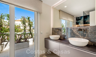 Opportuniteit! Eerstelijns strand luxe penthouse te koop in Las Dunas Park, Marbella - Estepona. Eigentijds gerenoveerd. Instapklaar. 43718 
