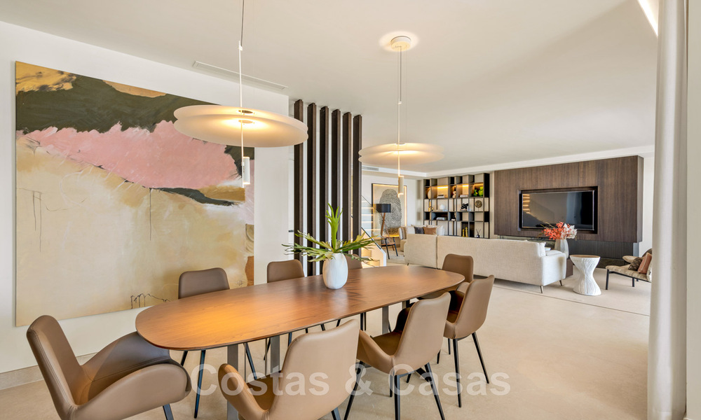 Opportuniteit! Eerstelijns strand luxe penthouse te koop in Las Dunas Park, Marbella - Estepona. Eigentijds gerenoveerd. Instapklaar. 43719