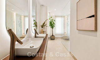 Opportuniteit! Eerstelijns strand luxe penthouse te koop in Las Dunas Park, Marbella - Estepona. Eigentijds gerenoveerd. Instapklaar. 43725 