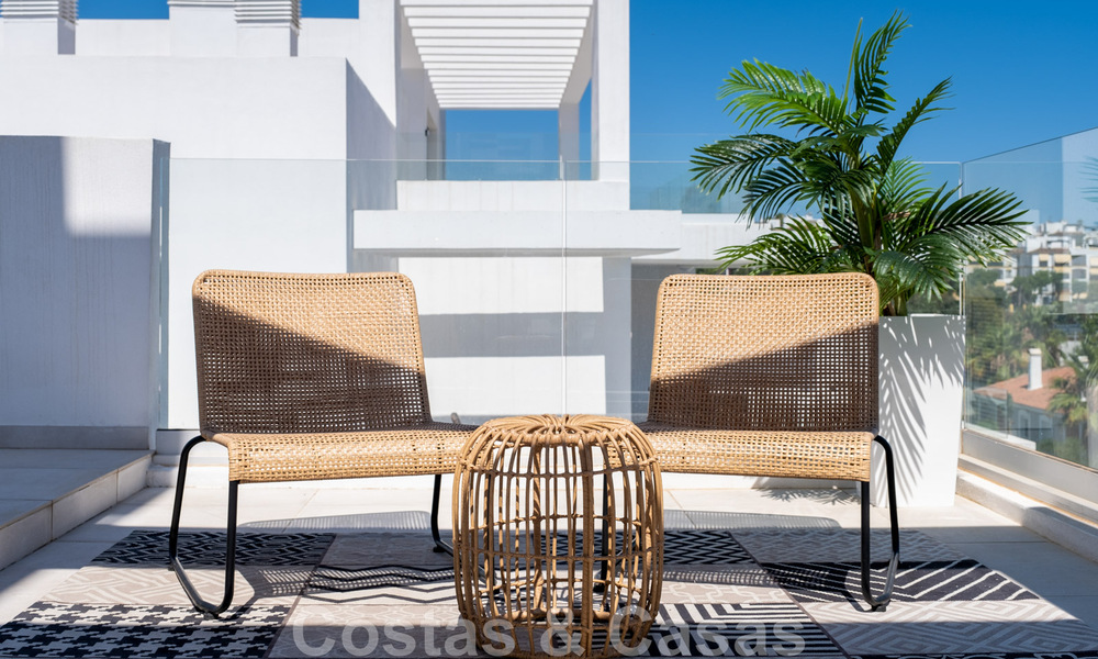Instapklaar. Laatste 2 penthouses te koop in moderne stijl, in een nieuwbouw complex op de New Golden Mile tussen Marbella en Estepona 42526