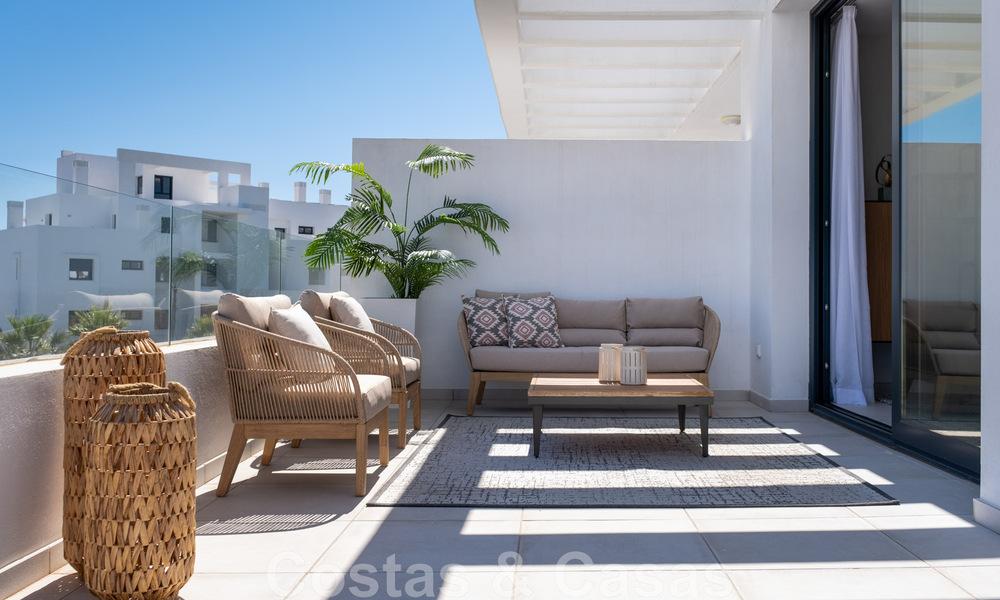 Instapklaar. Laatste 2 penthouses te koop in moderne stijl, in een nieuwbouw complex op de New Golden Mile tussen Marbella en Estepona 42527