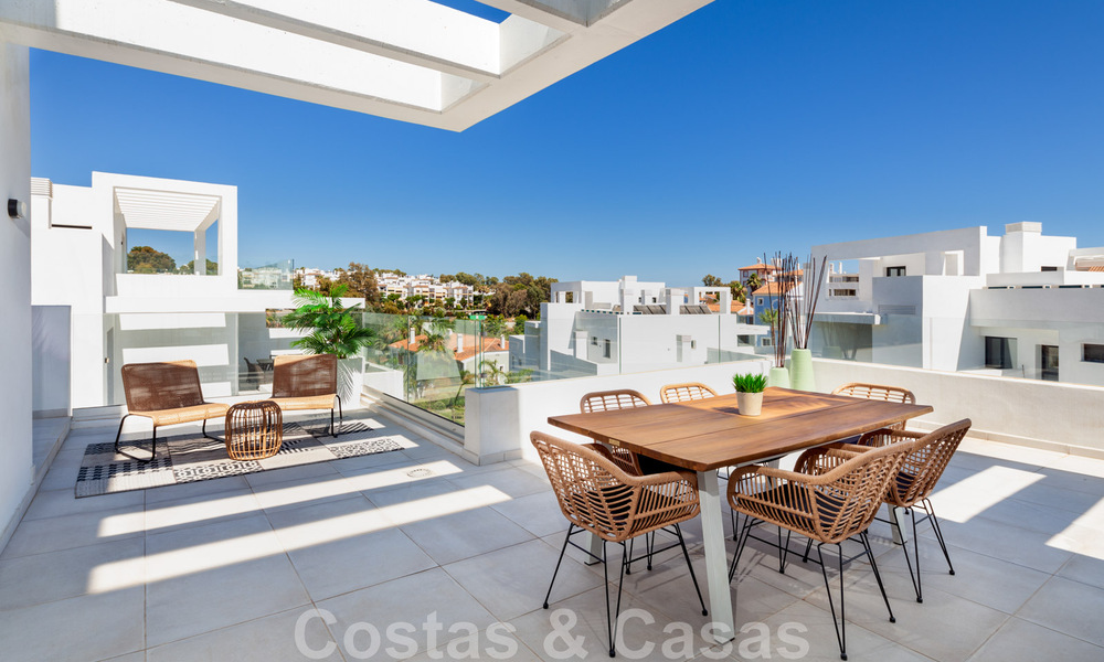 Instapklaar. Laatste 2 penthouses te koop in moderne stijl, in een nieuwbouw complex op de New Golden Mile tussen Marbella en Estepona 42531