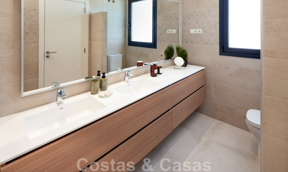 Instapklaar. Laatste 2 penthouses te koop in moderne stijl, in een nieuwbouw complex op de New Golden Mile tussen Marbella en Estepona 42540