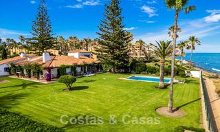 Traditioneel Spaanse villa te koop, eerstelijnsstrand met directe toegang tot het strand op de New Golden Mile tussen Marbella en Estepona 42693 