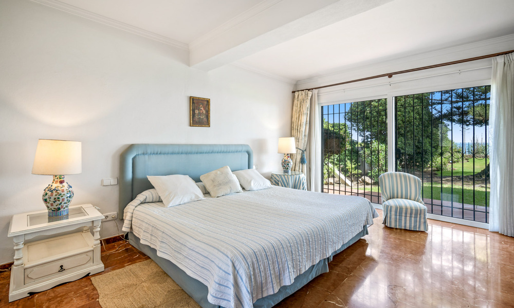 Traditioneel Spaanse villa te koop, eerstelijnsstrand met directe toegang tot het strand op de New Golden Mile tussen Marbella en Estepona 42705