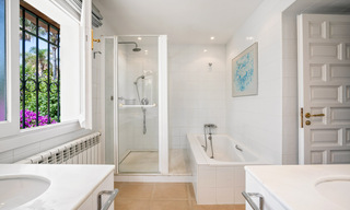 Traditioneel Spaanse villa te koop, eerstelijnsstrand met directe toegang tot het strand op de New Golden Mile tussen Marbella en Estepona 42708 