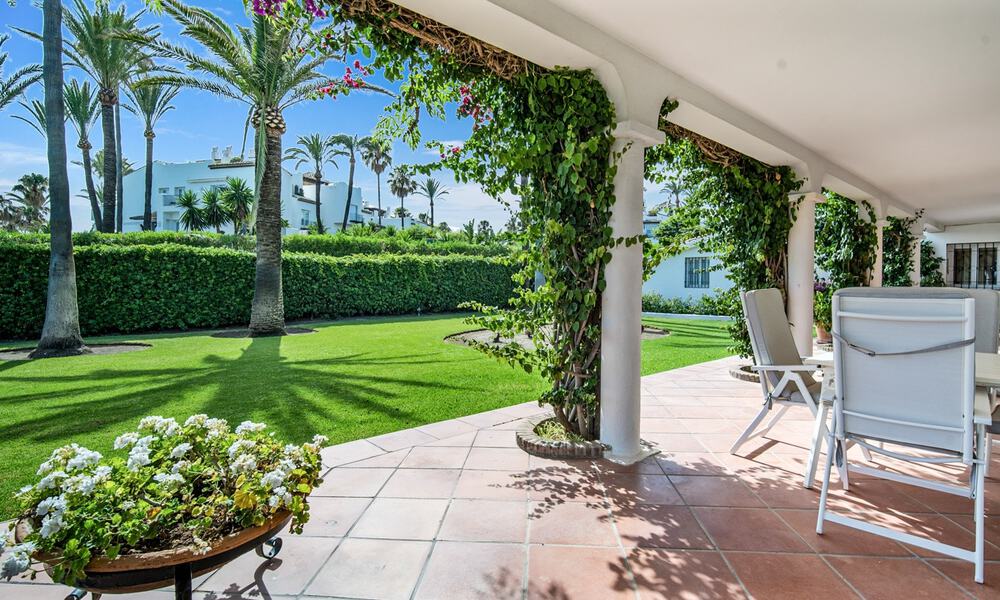 Traditioneel Spaanse villa te koop, eerstelijnsstrand met directe toegang tot het strand op de New Golden Mile tussen Marbella en Estepona 42725