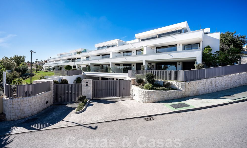 Hoogwaardig, modern tuinappartement te koop met 3 slaapkamers en panoramisch zeezicht in het hartje van Nueva Andalucia te Marbella 42833