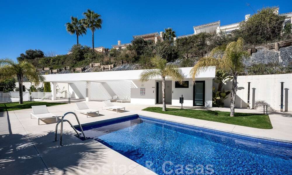 Hoogwaardig, modern tuinappartement te koop met 3 slaapkamers en panoramisch zeezicht in het hartje van Nueva Andalucia te Marbella 42839